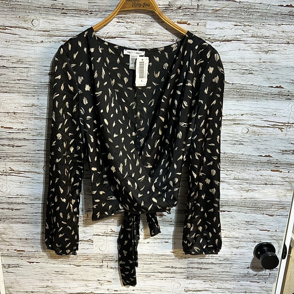 Miley & Molly  blouse size large NWT